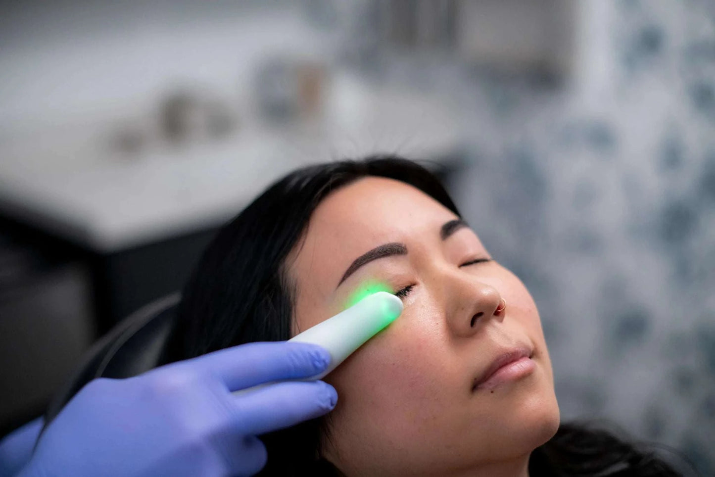 Pro NULIDS dry eye treatment device gently cleans eyelids to relieve blepharitis and improve tear film stability